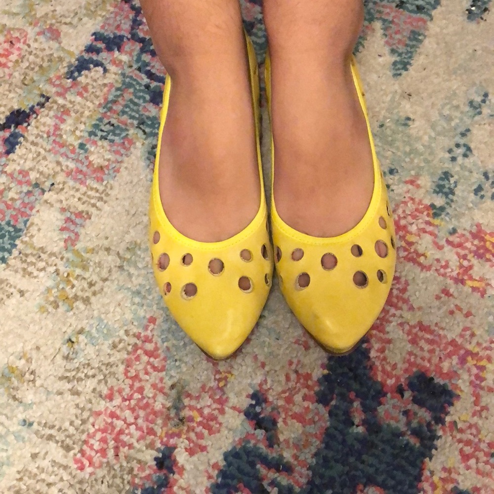 Cutest yellow flats!
